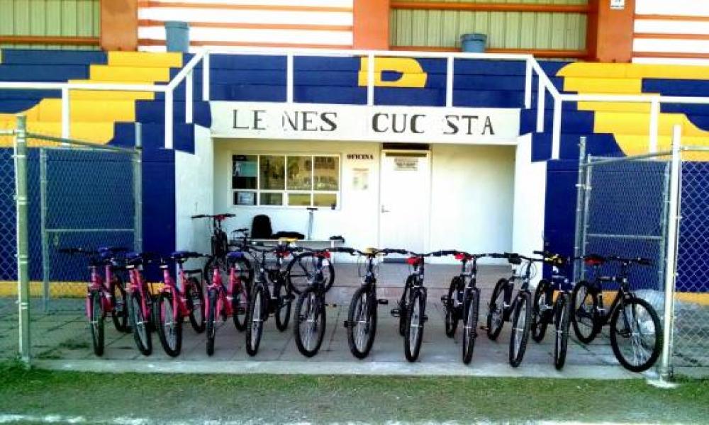 Entrega de reconocimientos a los campeones de la Liga de fútbol Leones Negros CUCosta 2014-B