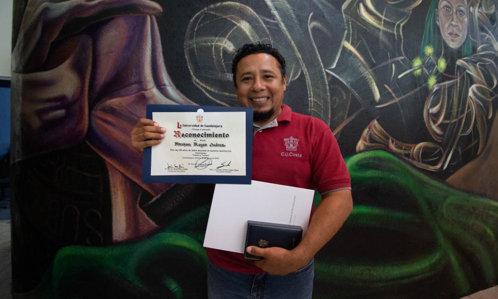 La Universidad de Guadalajara distinguió a docentes del CUCosta por su trayectoria académica de 20, 25, y 30 años de servicio en la docencia.
