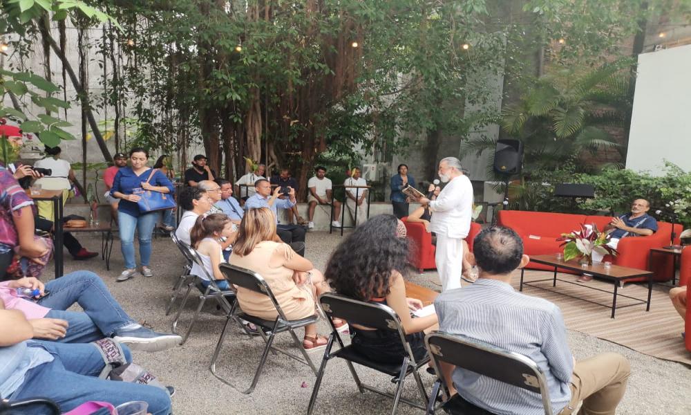 Dejaron poemas impregnados en Puerto Vallarta con “Circunnavegaciones”