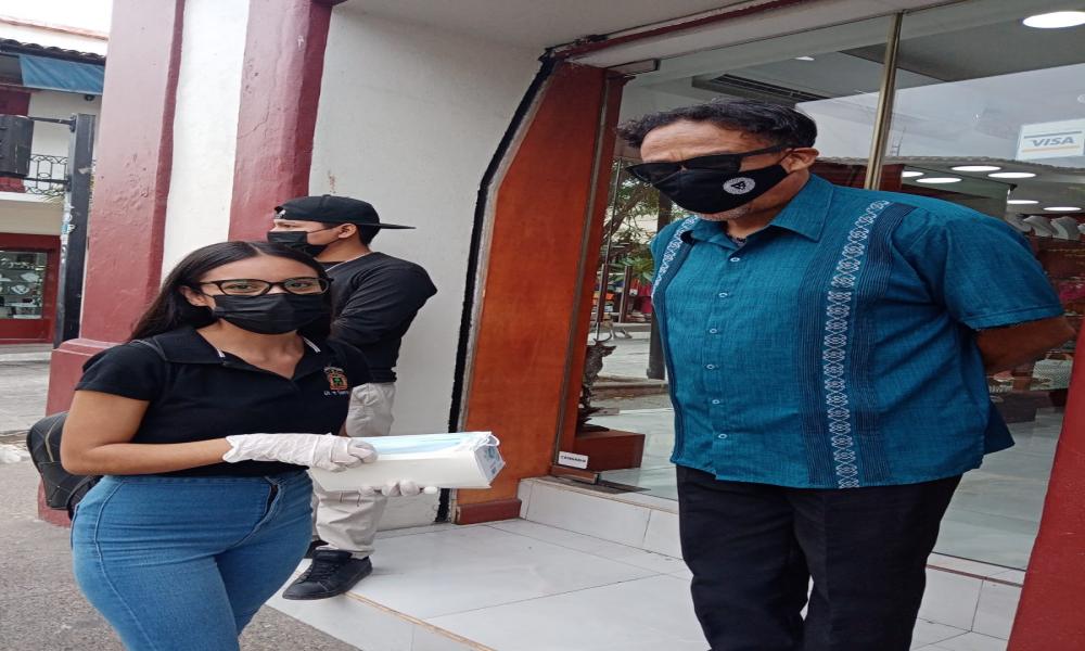 Entregan brigadistas de CUCosta cubrebocas en cruceros viales de la ciudad