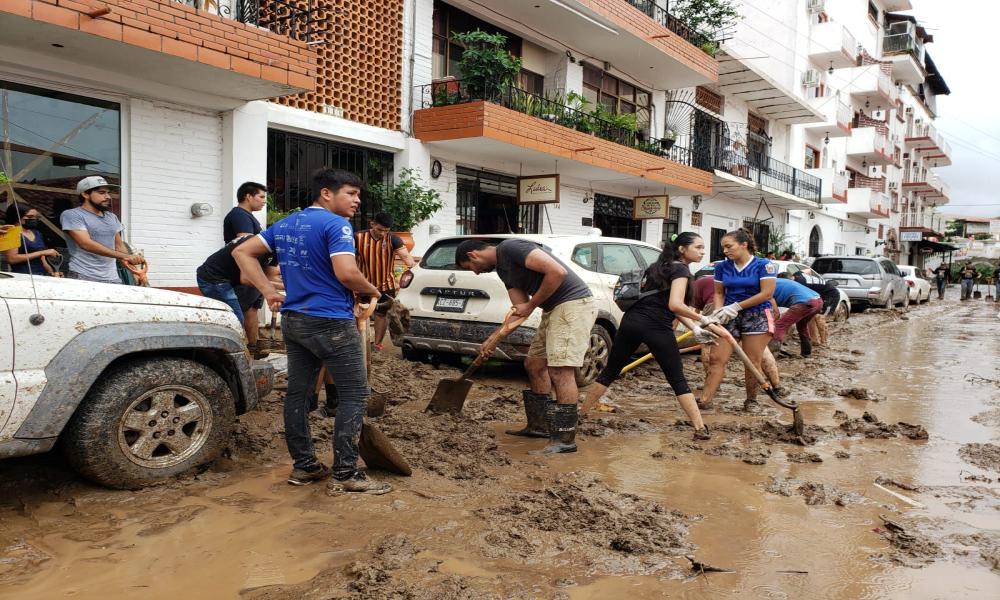 Apoyan universitarios del CUCosta en labores de limpieza