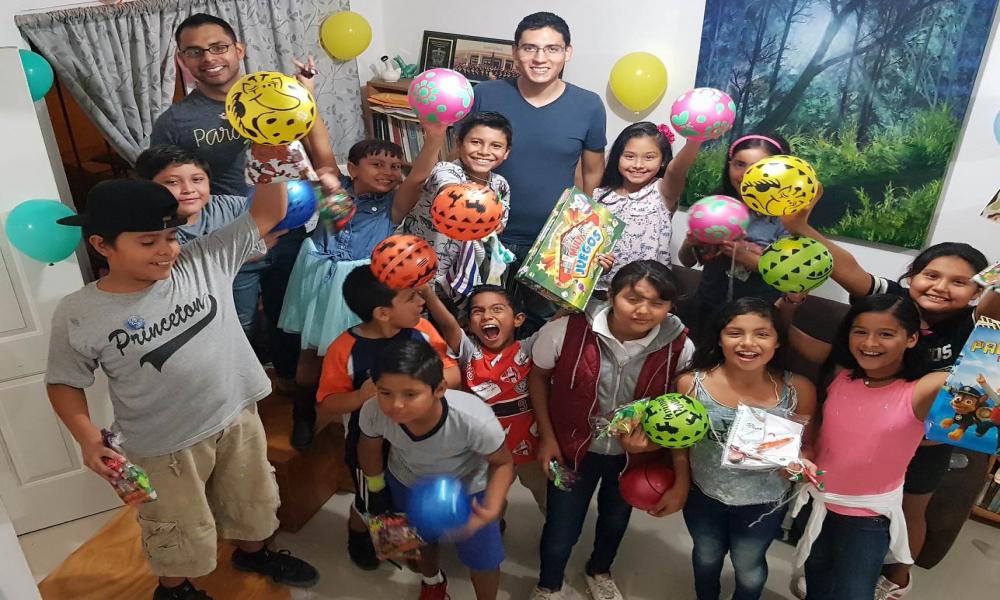 CUCosta dona libros a promotores de lectura “Letras Navegantes”