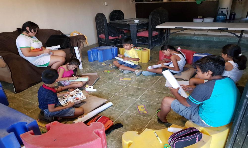 CUCosta dona libros a promotores de lectura “Letras Navegantes”