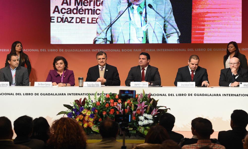 Entregan Presea al Mérito Académico a meteorólogo del CUCosta