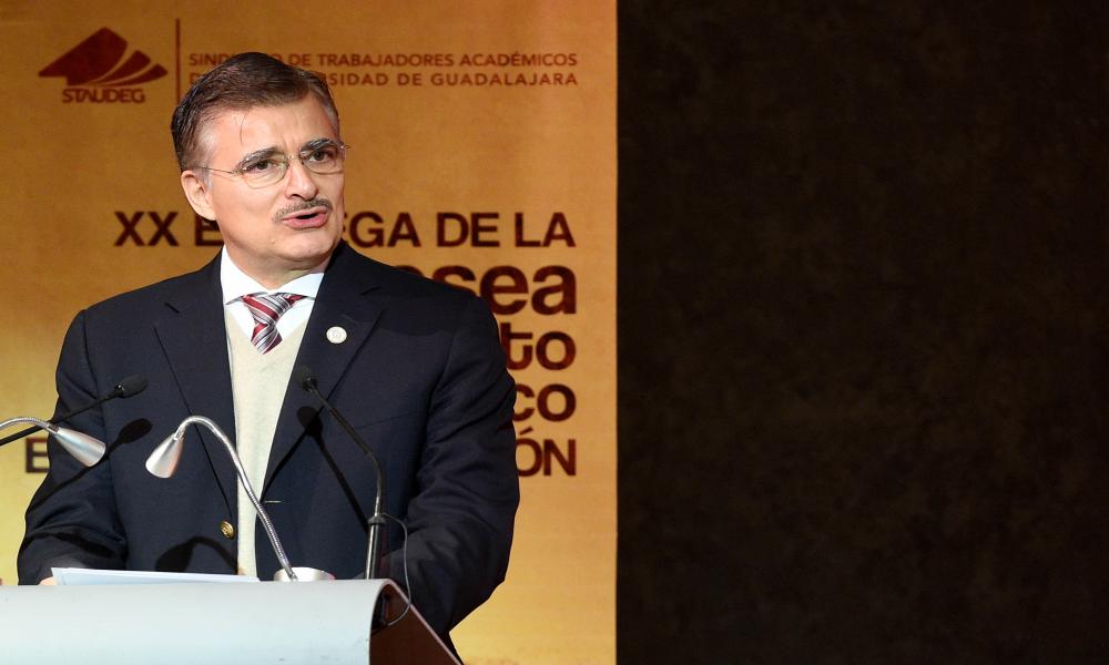 Entregan Presea al Mérito Académico a meteorólogo del CUCosta