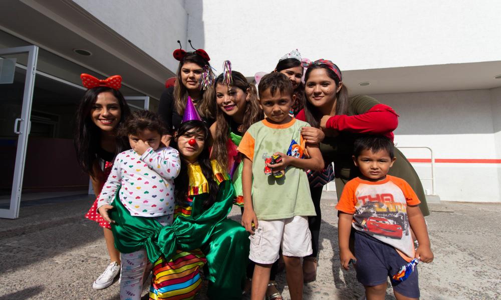 Intercambian sonrisas por juguetes en el Día del niño