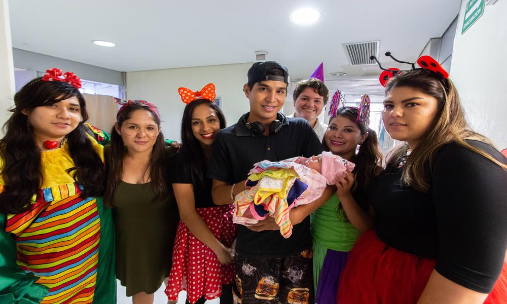 Intercambian sonrisas por juguetes en el Día del niño