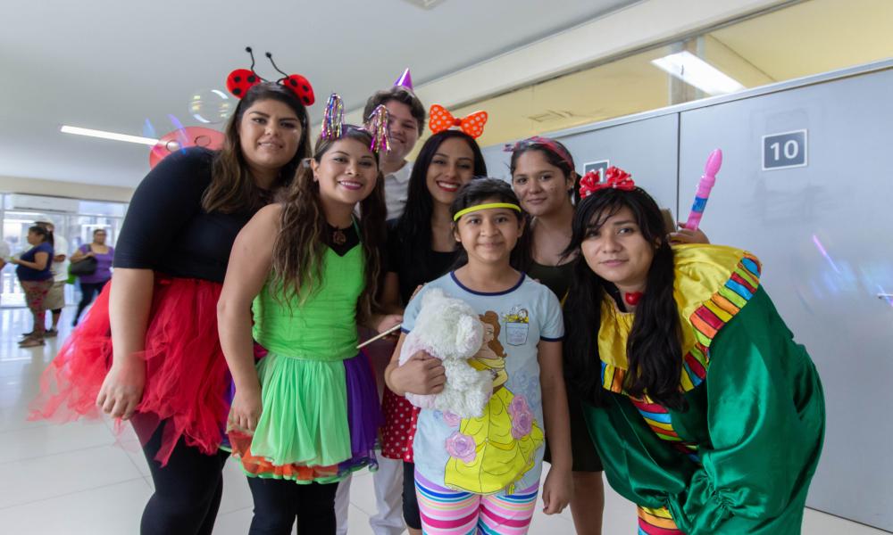Intercambian sonrisas por juguetes en el Día del niño