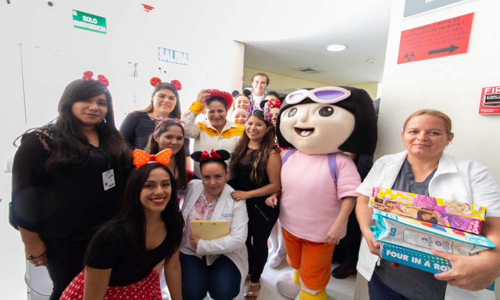 Intercambian sonrisas por juguetes en el Día del niño