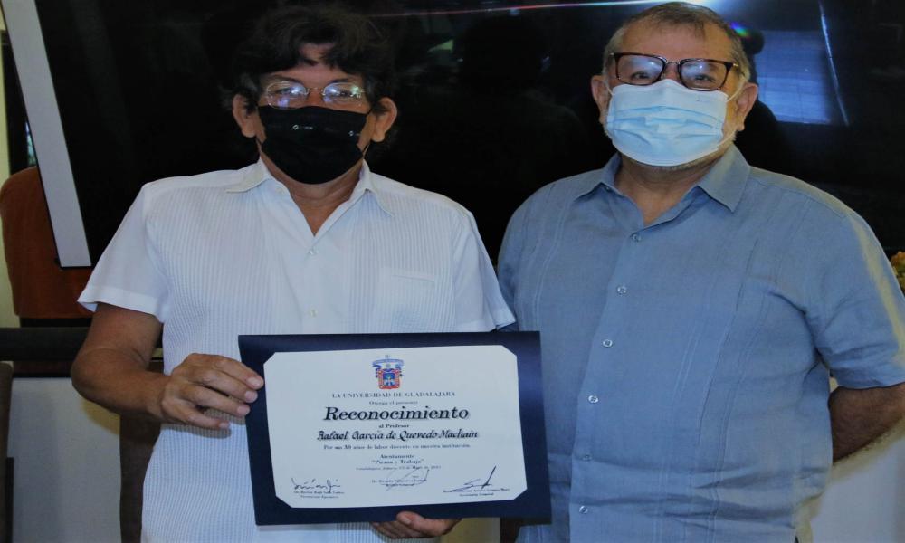 Distinguen a docentes por su labor diaria y trayectoria en el CUCosta