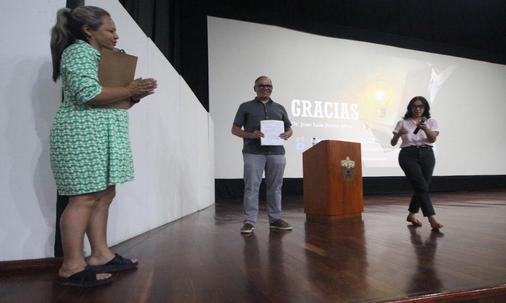 Motivan a estudiantes a emprender su propio negocio