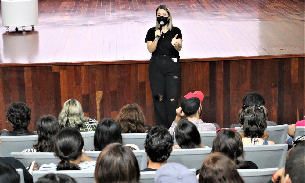 Estudiantes de Cultura Física y Deportes conocen la importancia de su tutor