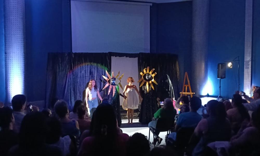 Estudiantes de Artes Visuales brillan con la obra “La Quinta Esencia”