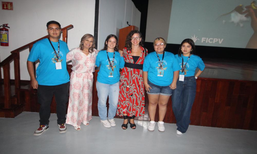 Eliza Capai es reconocida con la “Iguana de Oro” durante la clausura del FICPV 26