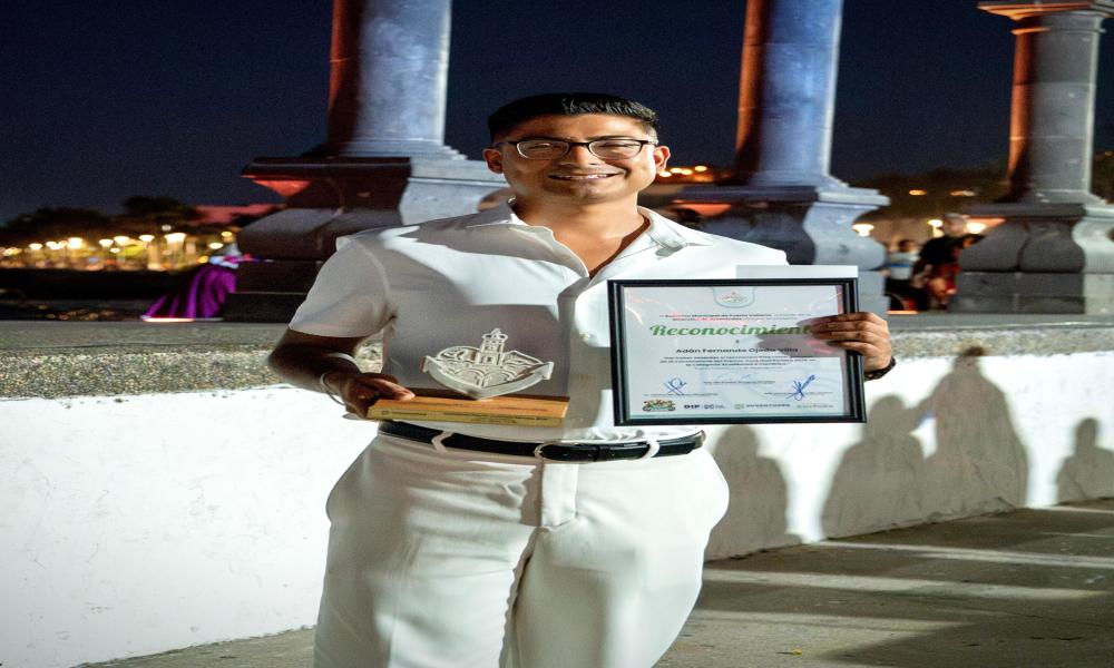 Estudiante del CUCosta recibe el Premio Juventud Renace 2026 en la categoría Académico o Científico