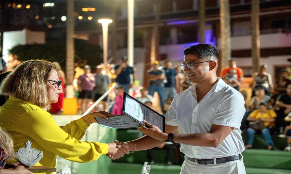 Estudiante del CUCosta recibe el Premio Juventud Renace 2026 en la categoría Académico o Científico