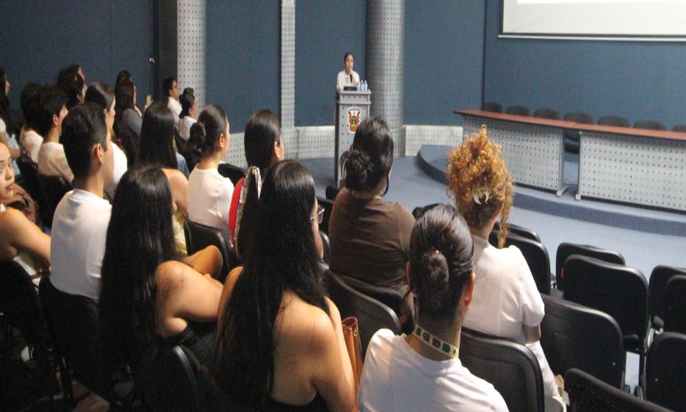 Estudiantes de Enfermería del CUCosta presentan proyectos de investigación y diagnósticos clínicos