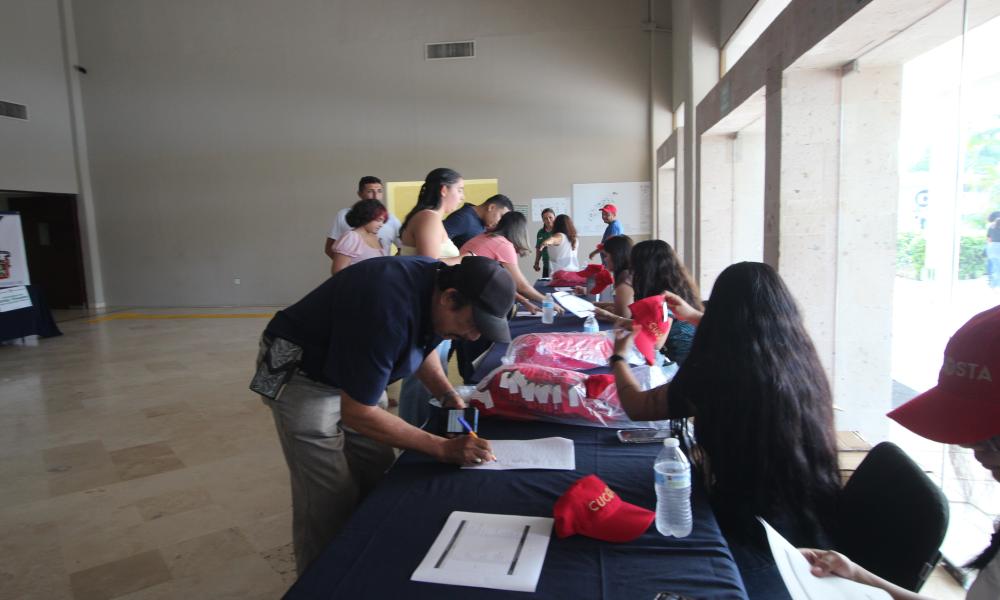 La rectora, Dra. María Esther Avelar Álvarez, dio la bienvenida a mil 066 estudiantes que inician su formación universitaria durante el ciclo escolar 2026-B.
