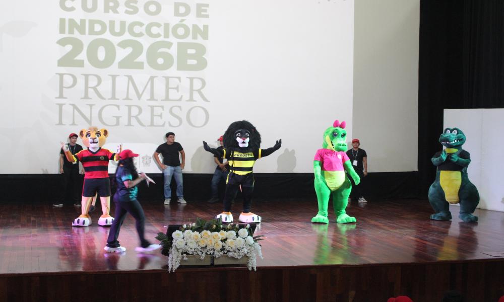 La rectora María Esther Avelar Álvarez da la bienvenida a la nueva generación del CUCosta