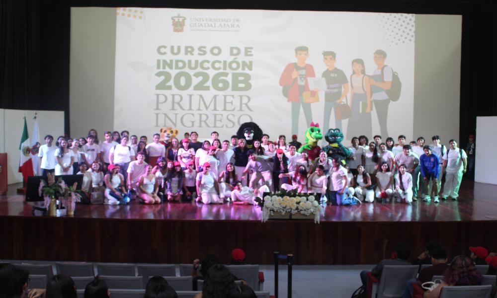 La rectora María Esther Avelar Álvarez da la bienvenida a la nueva generación del CUCosta