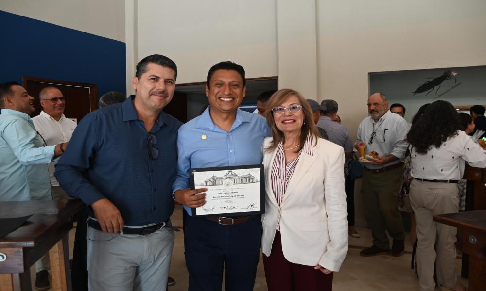 Reconoce UdeG a 48 universitarios por 20, 25 y 30 años de trayectoria en el CUCosta