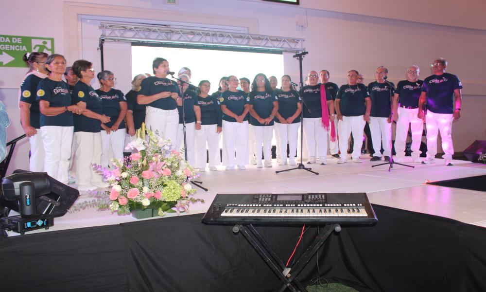 Comunidad universitaria del CUCosta se suma a Fashion Pink Care en apoyo a sobrevivientes de cáncer de mama