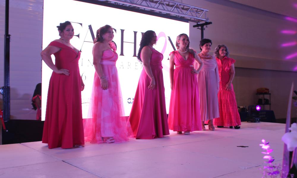Comunidad universitaria del CUCosta se suma a Fashion Pink Care en apoyo a sobrevivientes de cáncer de mama