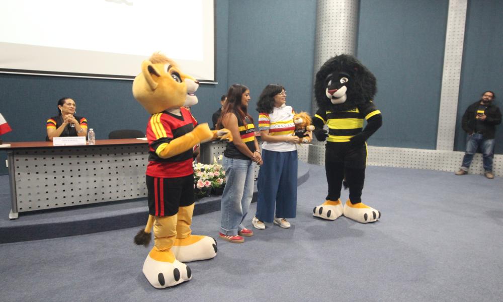 Abanderan a la Delegación Intercentros CUCosta 2026,