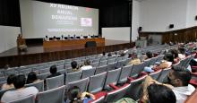 Investigadores y estudiantes interactúan compartiendo sus trabajos científicos