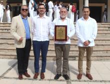 Entrega COMAEM placa de re acreditación a la carrera Médico Cirujano y Partero en CUCosta