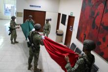 Comunidad universitaria participa en el izamiento de Bandera